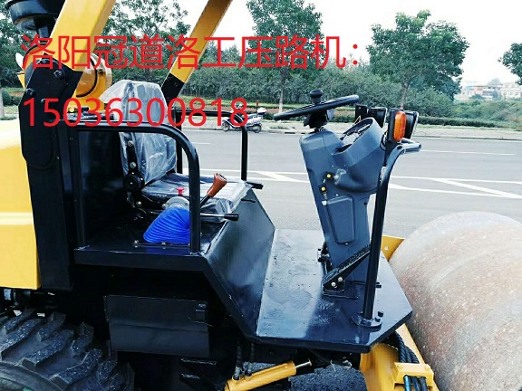 洛陽(yáng)冠道洛工4噸壓路機(jī).jpg 4噸壓路機(jī)