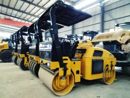 洛陽(yáng)4噸全液壓雙驅(qū)雙振壓路機(jī)